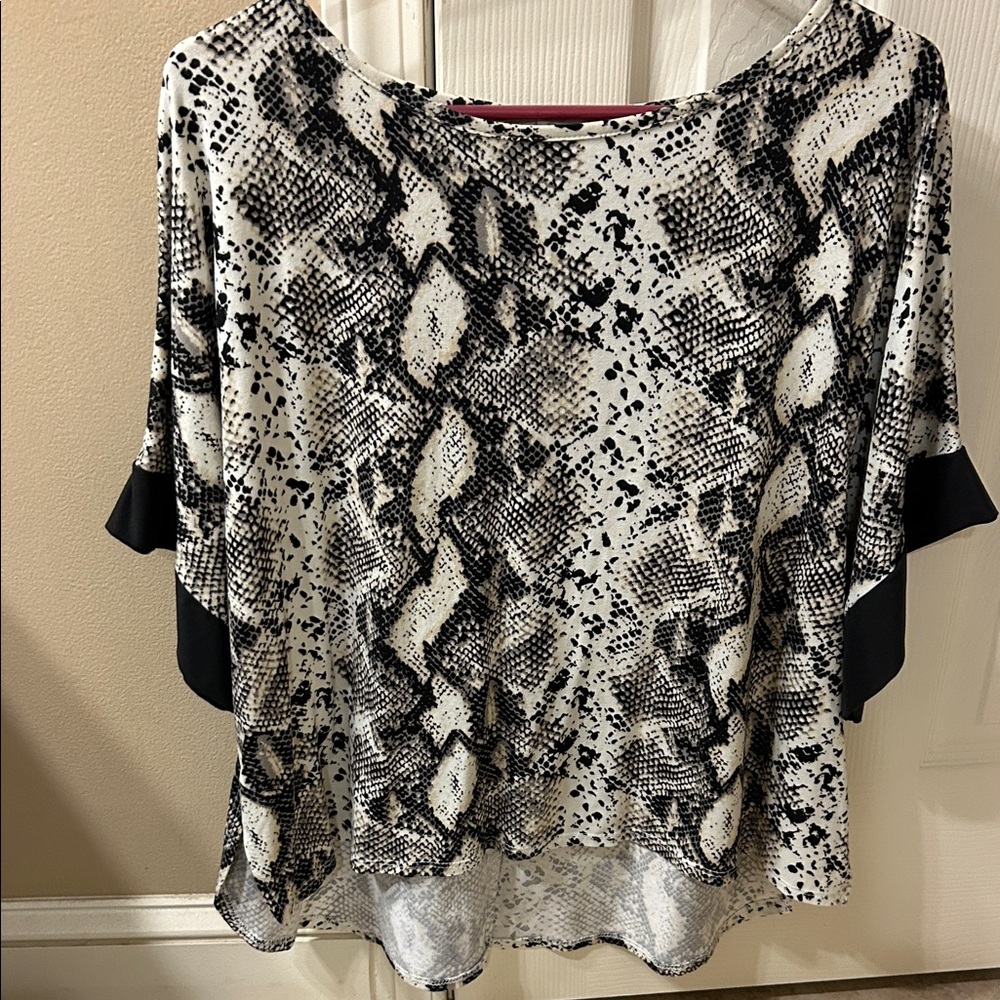 JODIFL Black and White Snake Print Blouse